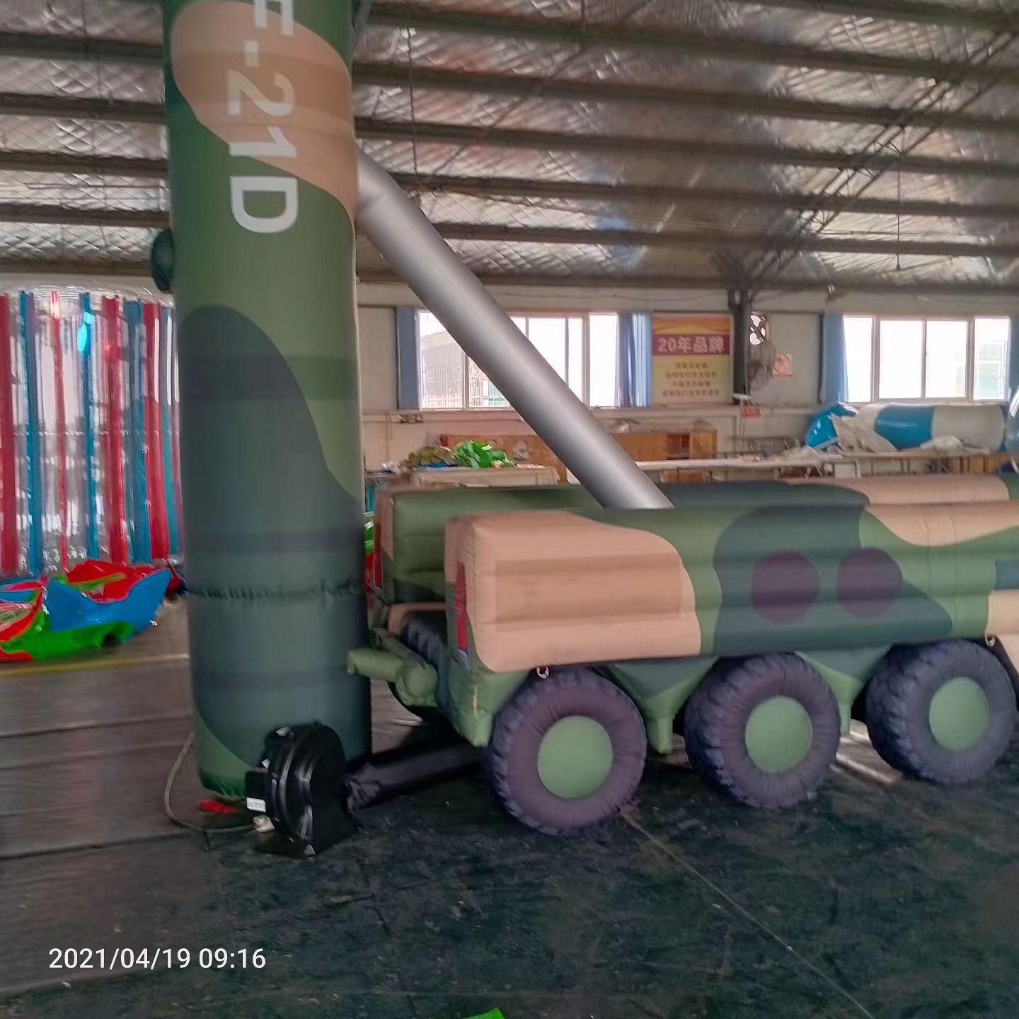 晋安军事演习中的充气目标车辆：模拟发射车雷达车坦克飞机